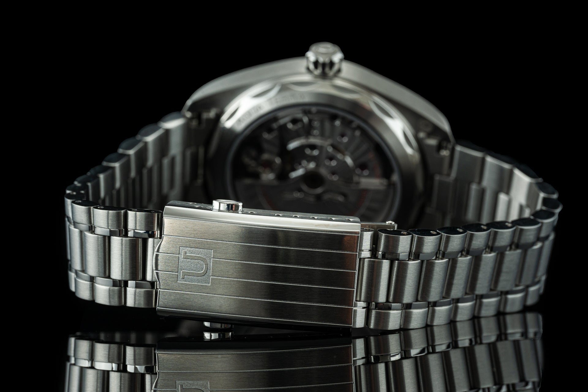 Stainless steel bracelet for Omega Aqua Terra 41mm watch with polished links and deployant clasp, displayed on black background
