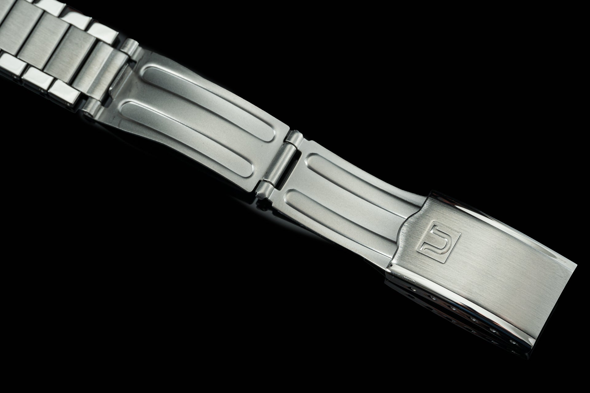 Stainless steel flat link bracelet with polished end links and brushed center links, compatible with Omega Aqua Terra 38mm and 41mm watches