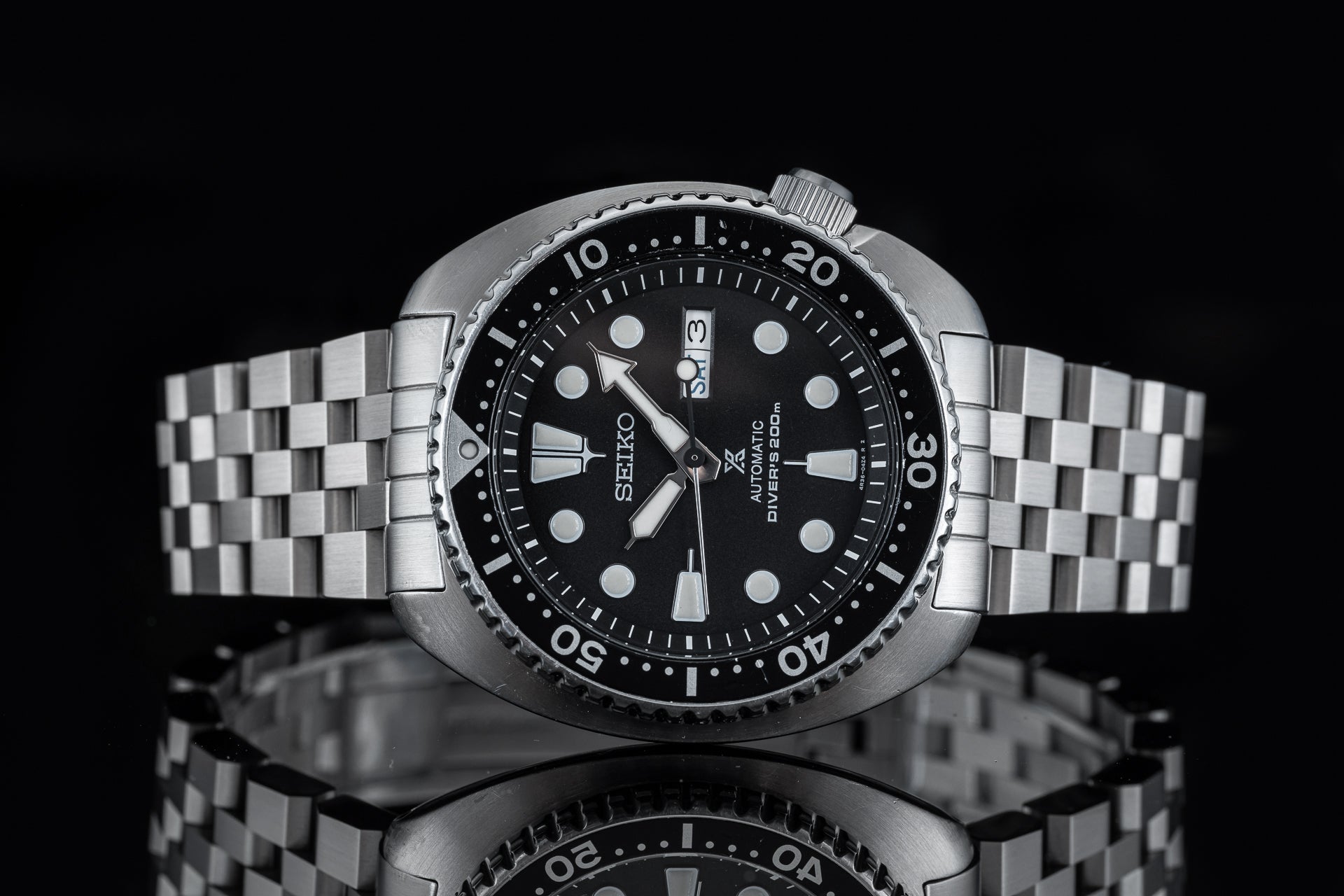 Seiko automatic diver's watch with black dial, stainless steel bracelet, rotating bezel and date window