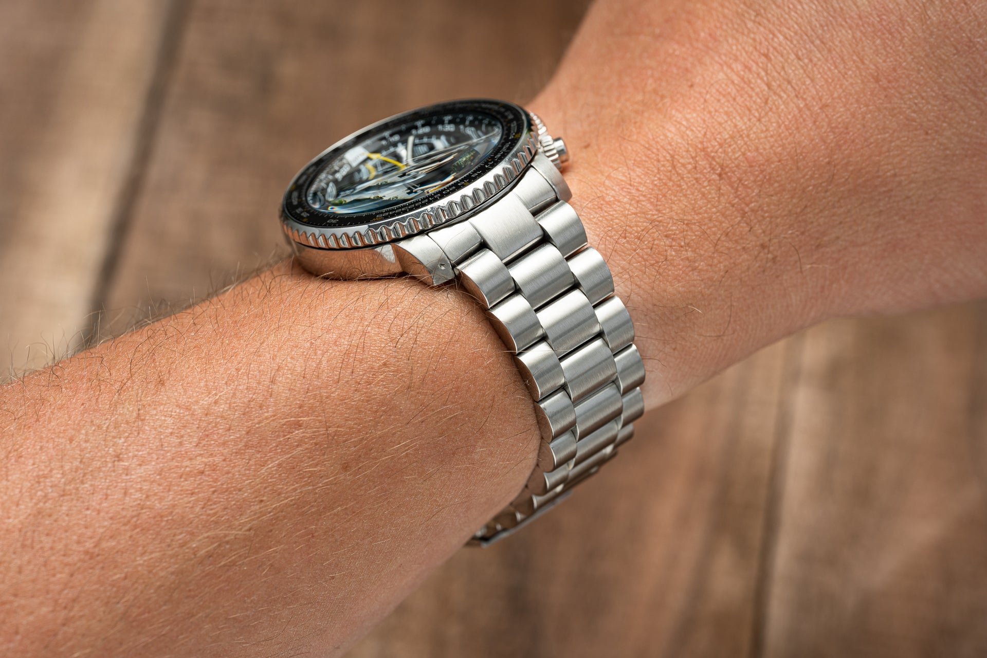 Seiko SNA411 Flightmaster pilot watch with black dial and rotating bezel on stainless steel bracelet worn on wrist