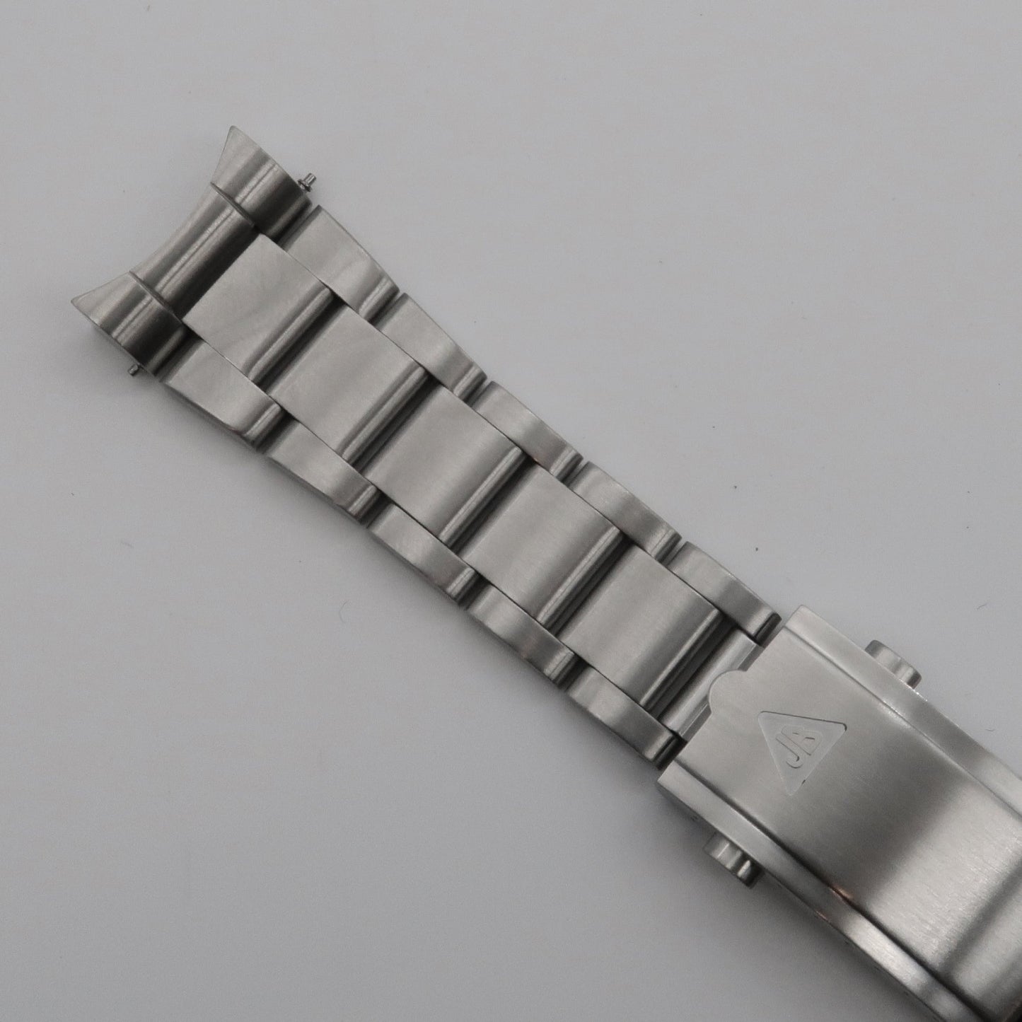 Stainless steel watch bracelet with solid links and integrated end links for Tudor Black Bay Pro timepieces