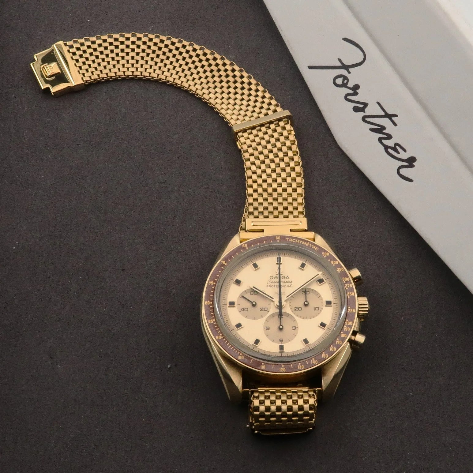 Gold plated mesh bracelet with straight ends and integrated clasp for Omega Speedmaster watch