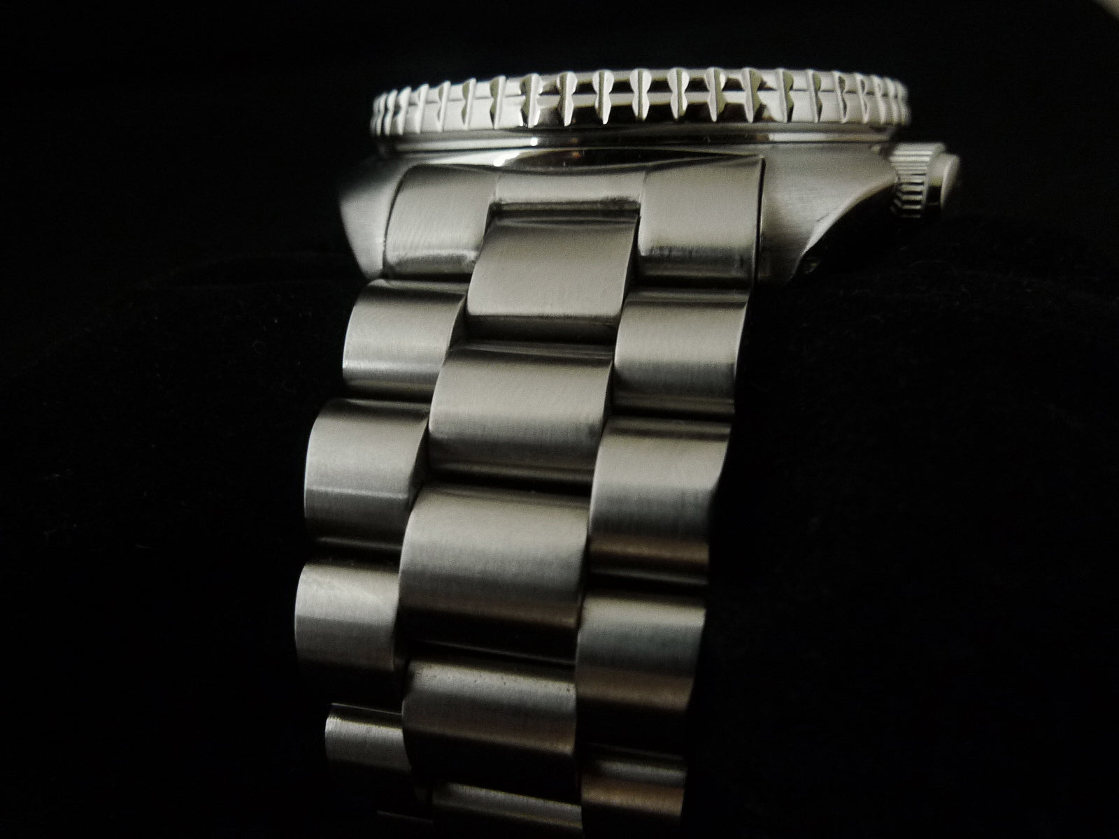 Stainless steel watch bracelet with solid links and secure end links, compatible with Seiko 6309 and SRP models