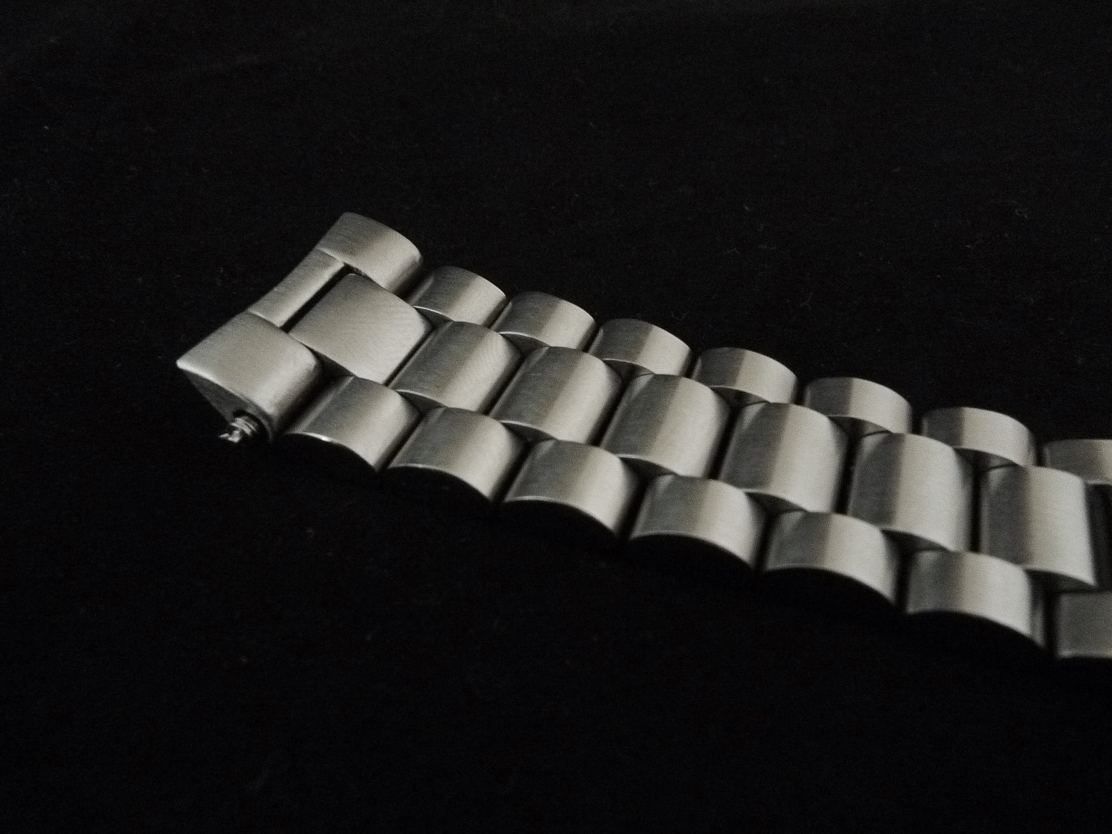 Stainless steel bracelet with curved links and deployment clasp for Seiko 6309 and SRP dive watches