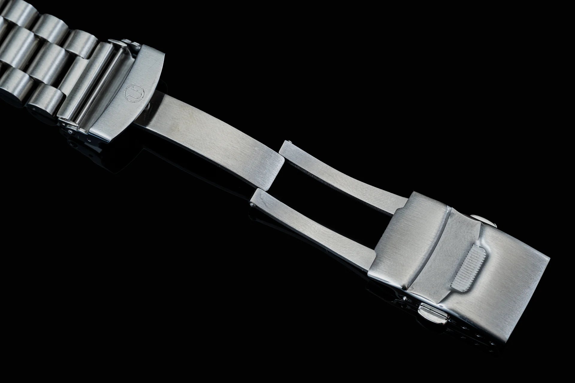 Stainless steel watch bracelet with cylindrical links and fold-over clasp for Seiko SKX013 dive watch