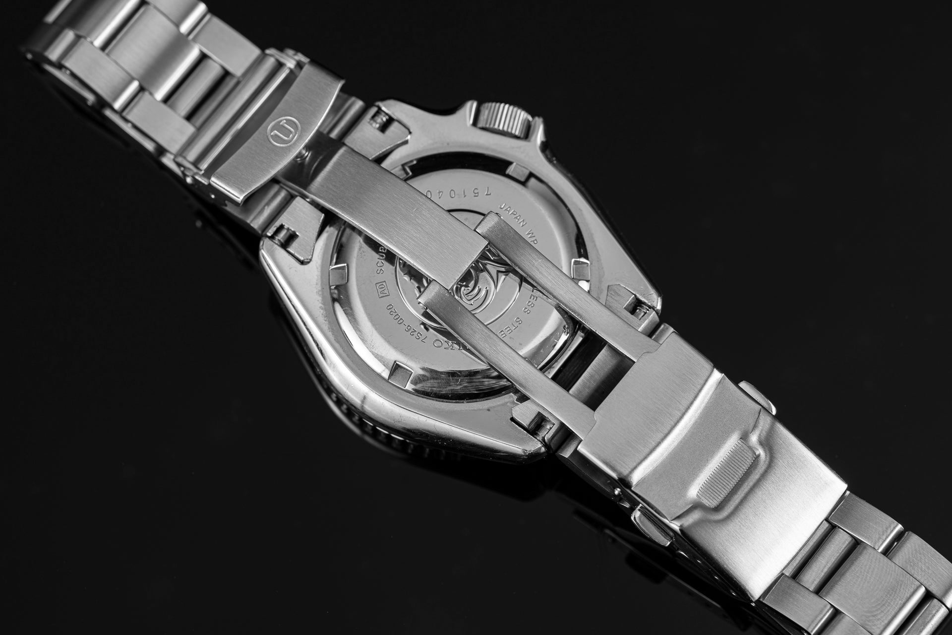 Stainless steel watch bracelet with secure clasp and links, compatible with Seiko SKX007 diver watch