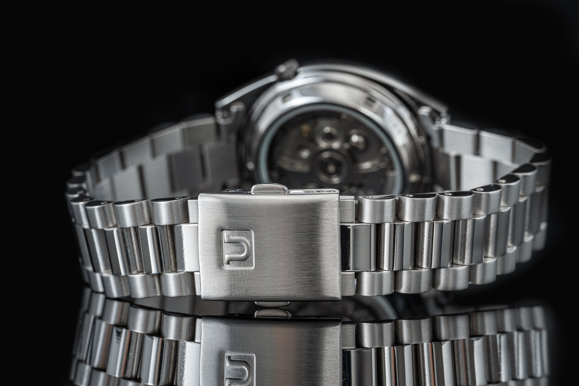 Stainless steel bracelet with deployment clasp for Seiko 5 SNXS automatic watch, detailed metal links and brushed finish