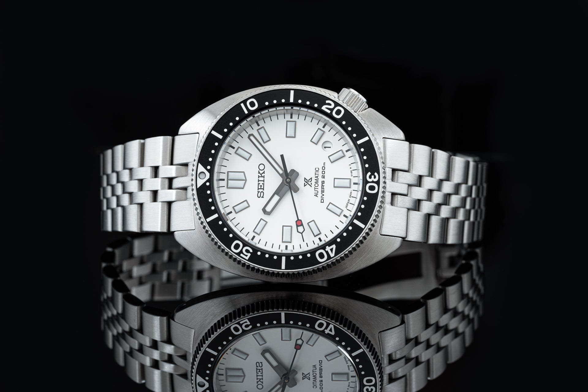 Seiko SPB31x Slim Turtle automatic diver watch with white dial, stainless steel bracelet and black bezel on black background