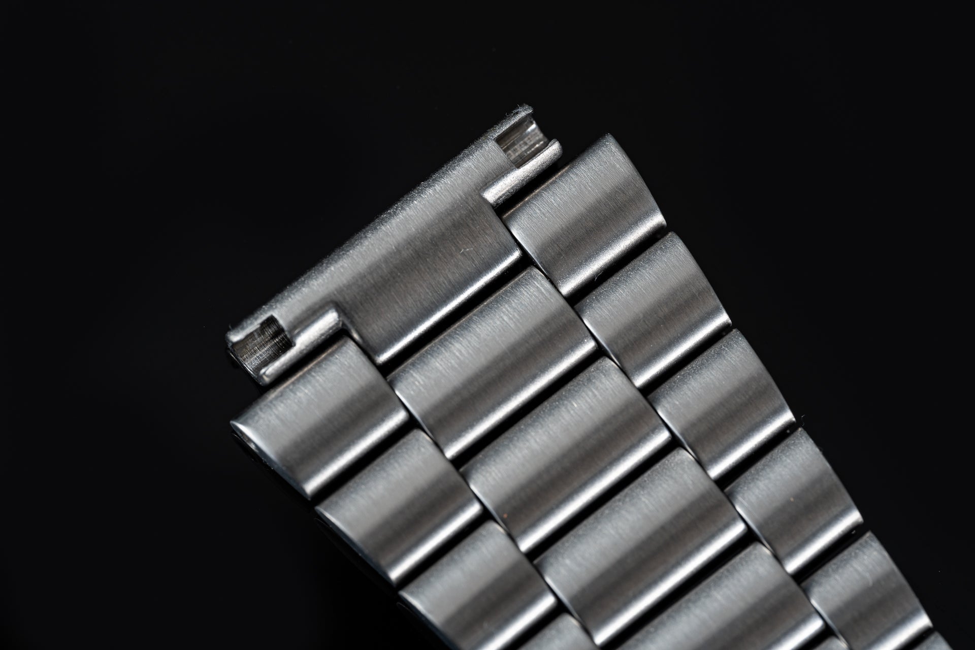 Stainless steel bracelet with solid links and fold-over clasp for Omega Speedmaster Mark II watch