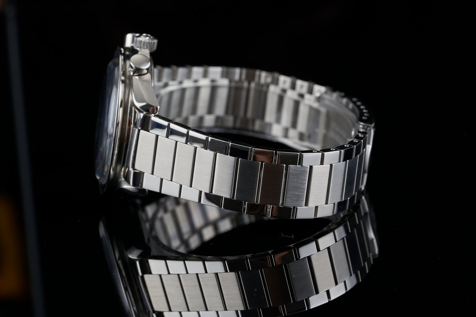 Stainless steel flat link bracelet with polished and brushed links for Omega Speedmaster Reduced watch
