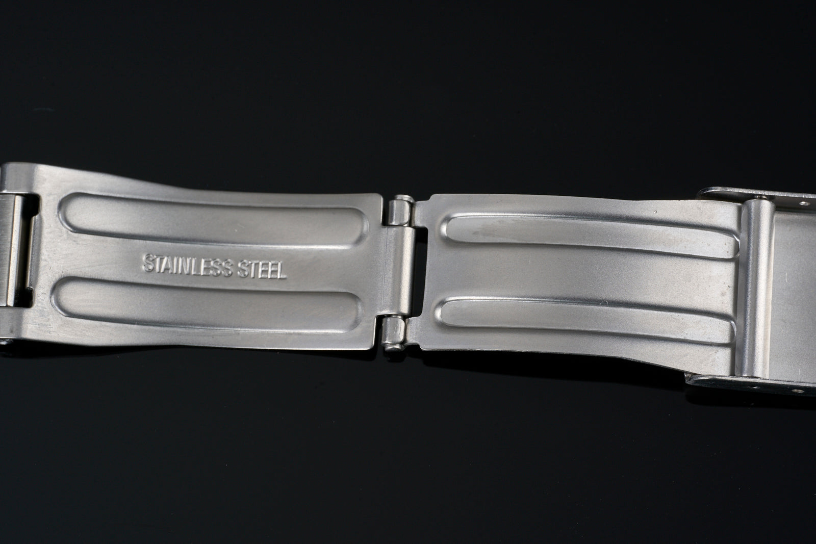 Stainless steel H-link bracelet for Seiko 6105 watch with solid end links and polished finish