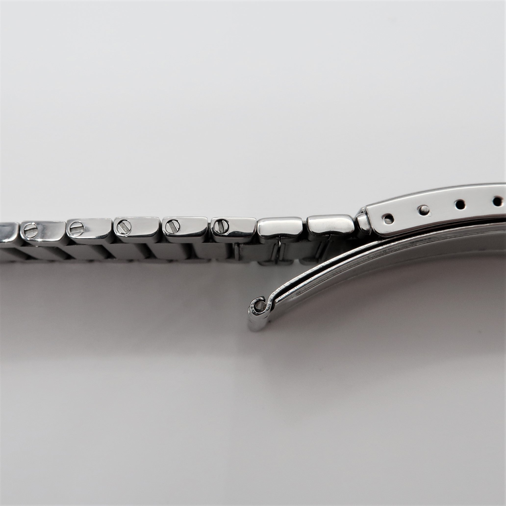 Forstner flat link bracelet for Omega Speedmaster with polished steel links and curved end link detail