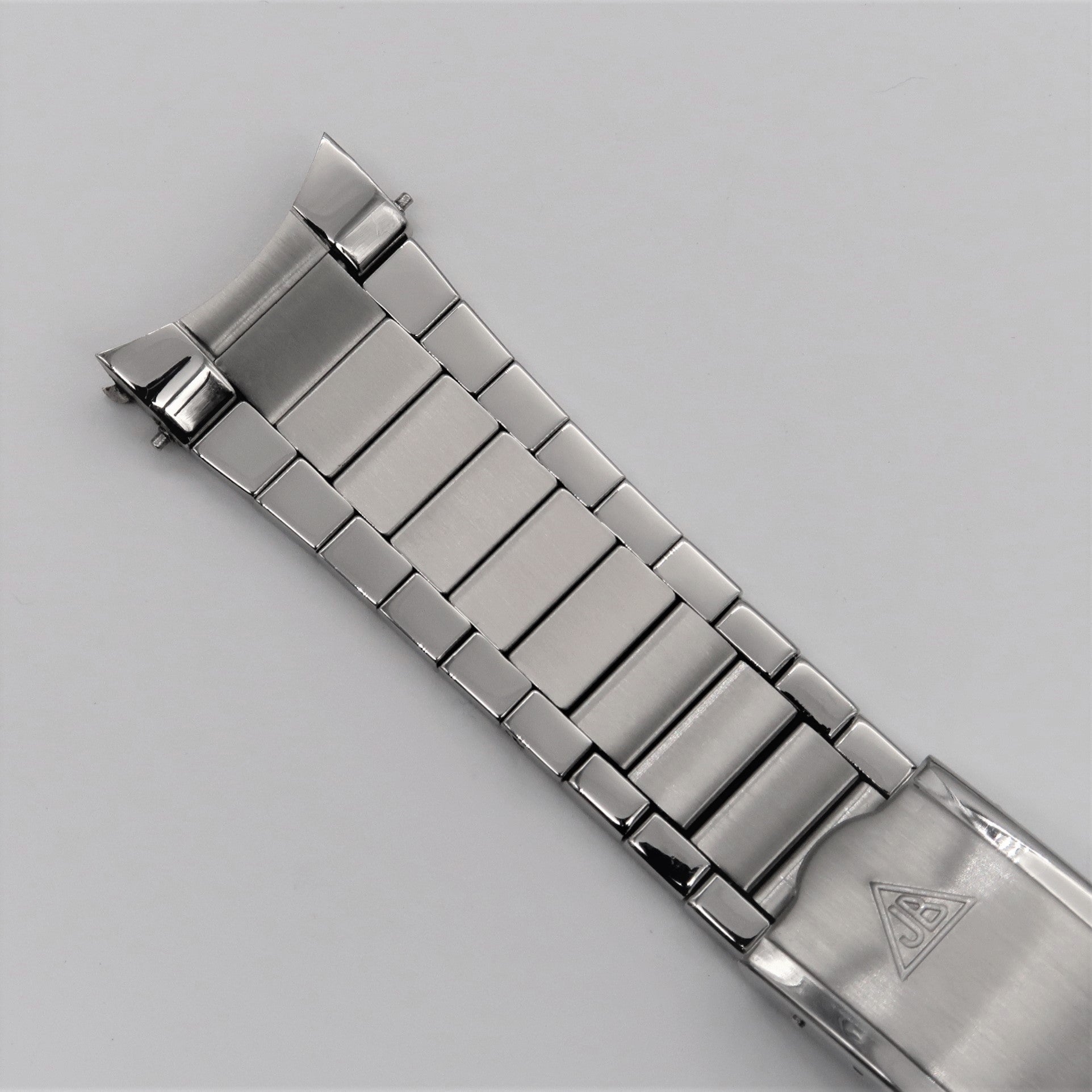 Stainless steel flat link bracelet for Omega Seamaster pre-2018 models with polished finish and deployment clasp