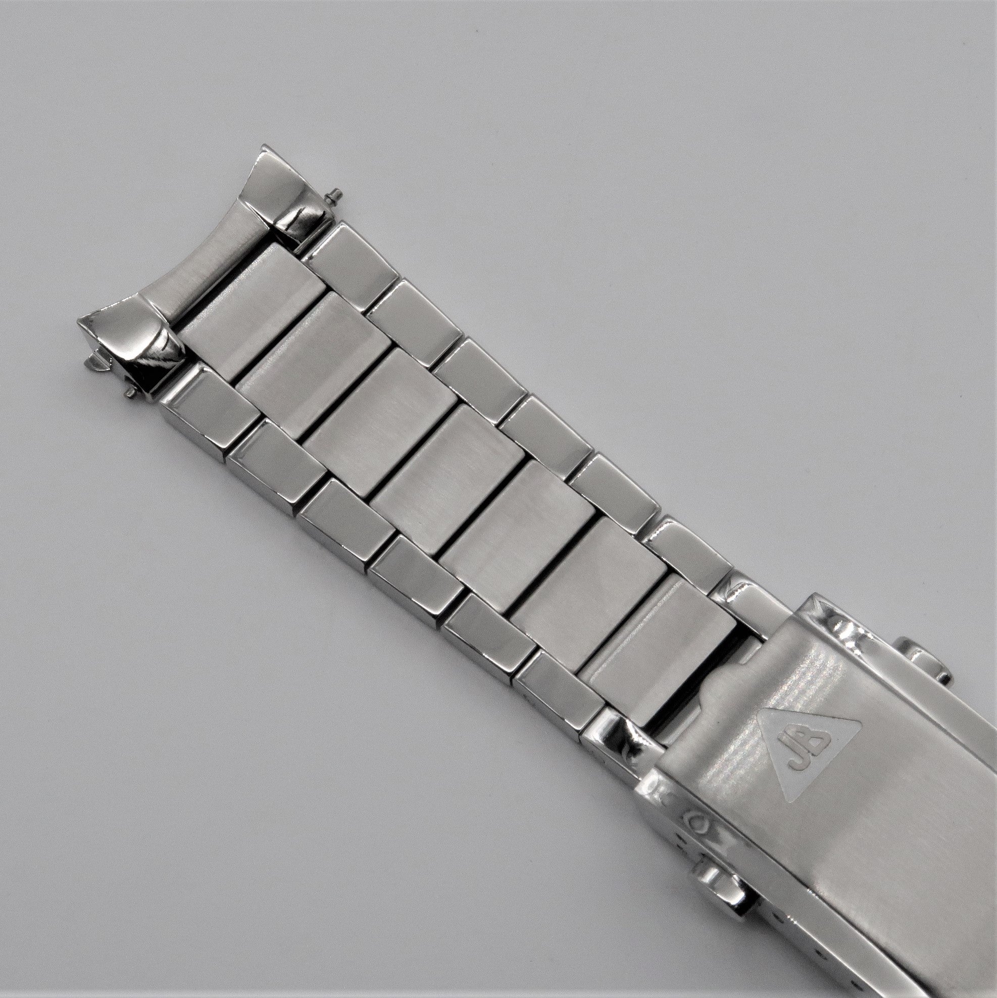 Stainless steel flat link bracelet for Omega Speedmaster with secure clasp and polished links