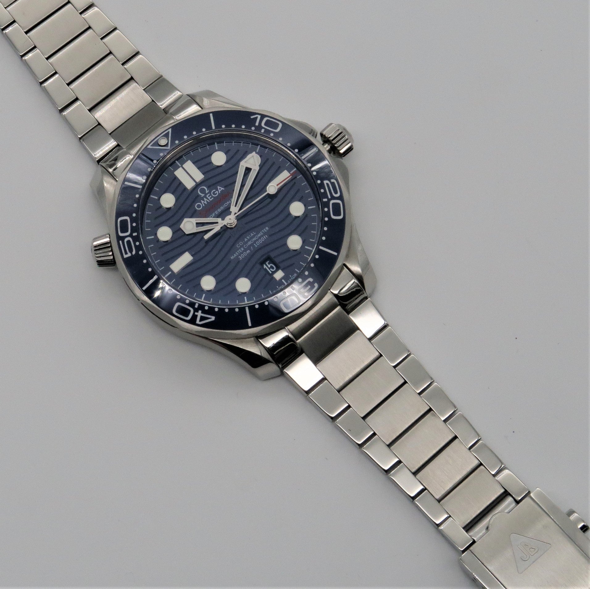 Stainless steel flat link bracelet for modern Omega Seamaster dive watch with polished and brushed finish links