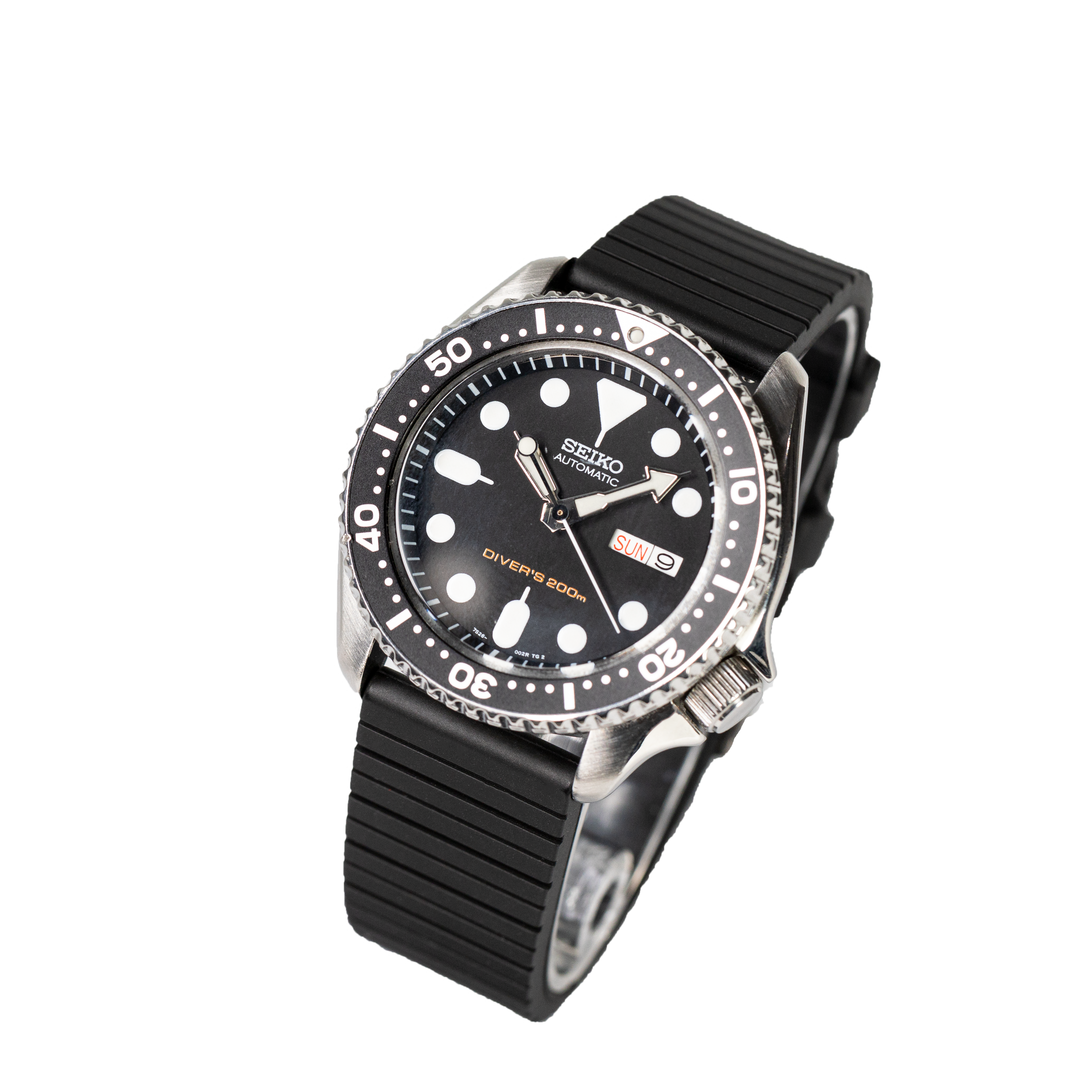 Seiko automatic diver's watch with black dial, stainless steel case, rotatable bezel, day-date window, and black rubber strap