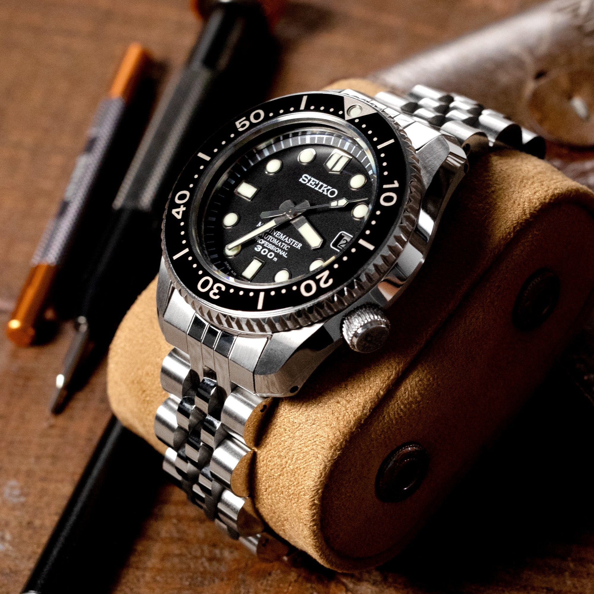 Seiko MarineMaster MM300 SDBX001 dive watch with stainless steel jubilee bracelet on tan leather strap